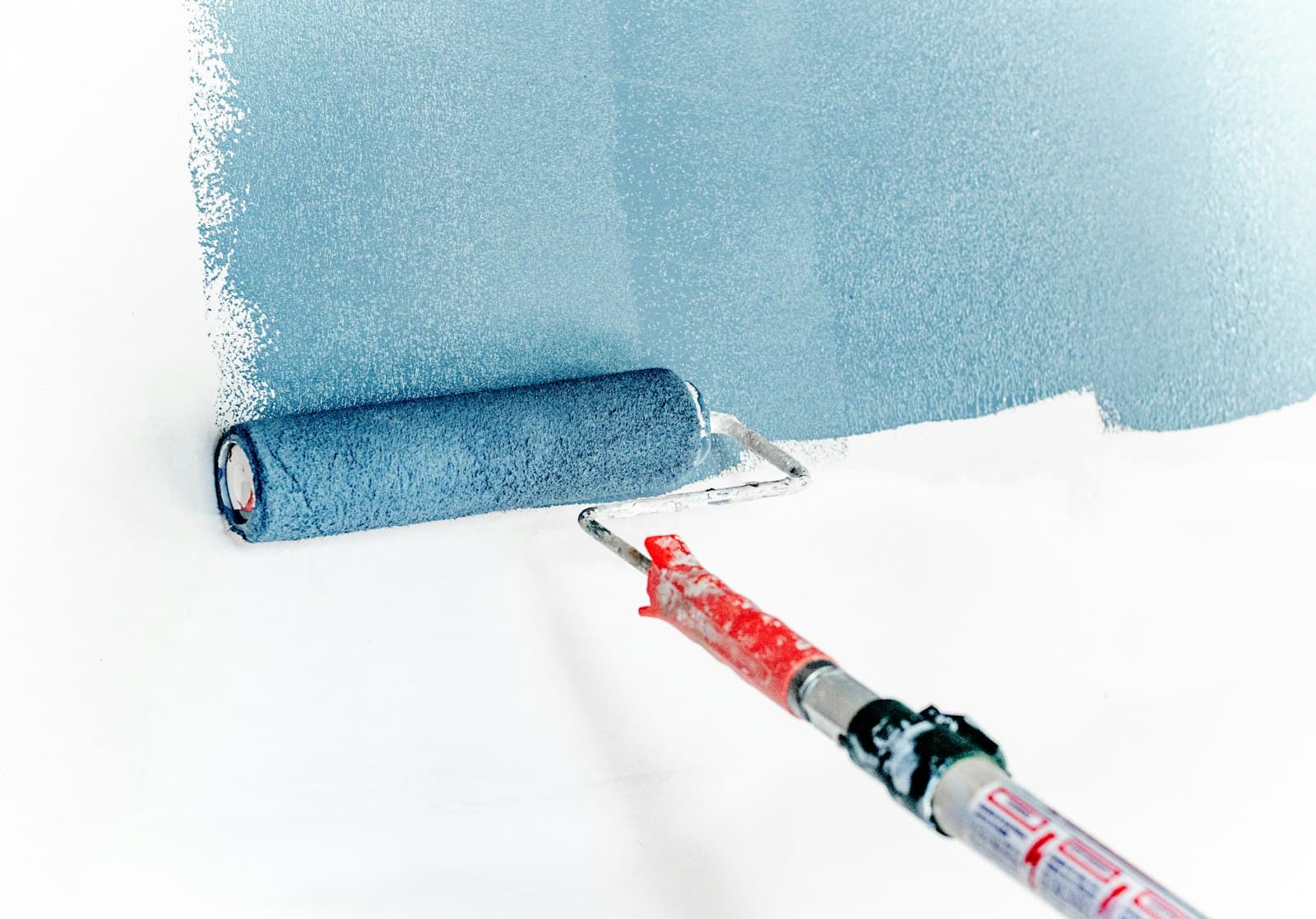 Frische Wandfarbe wird mit der Rolle aufgetragen