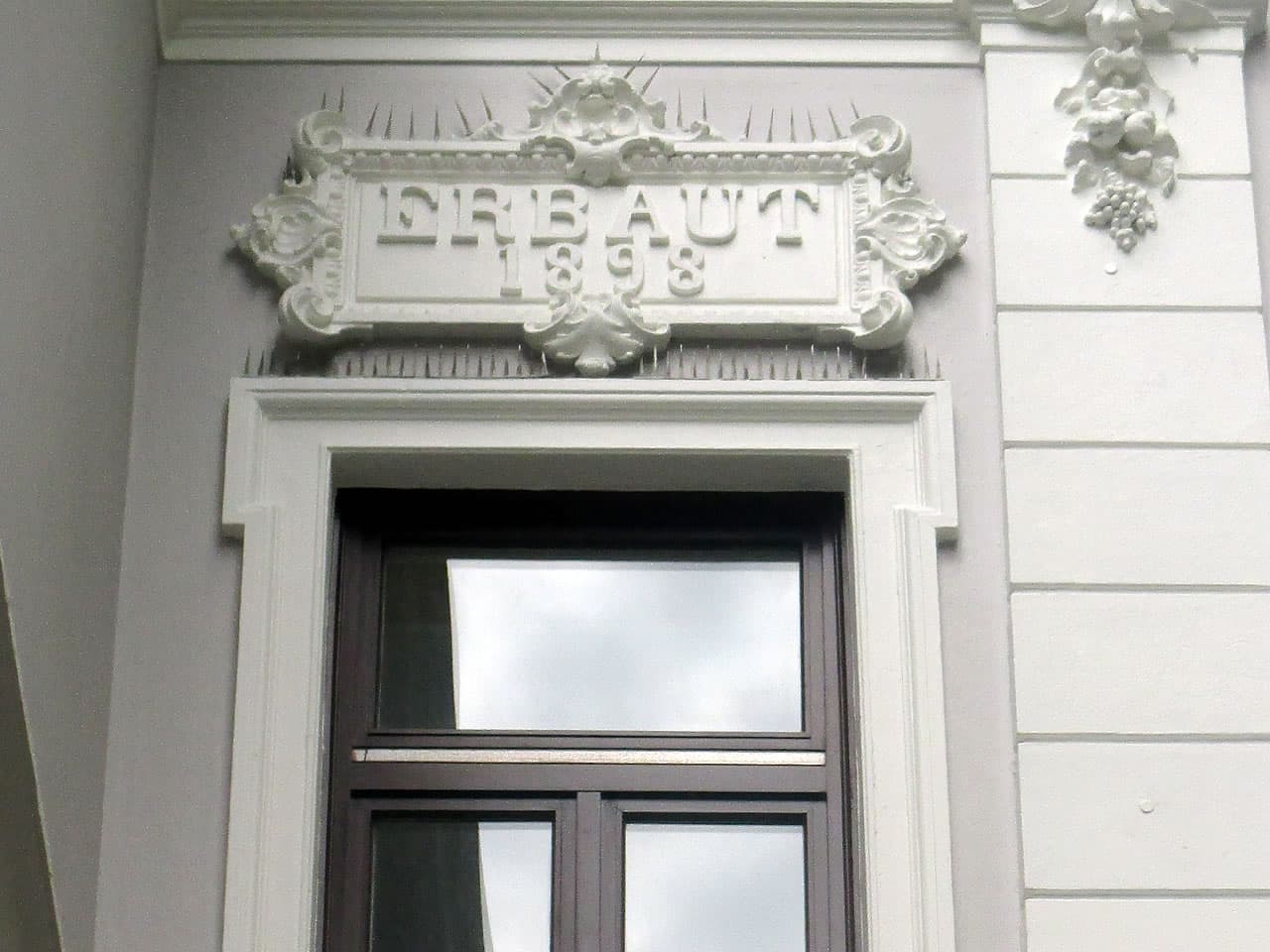 Restauriertes Relief mit der Inschrift „Erbaut 1898“