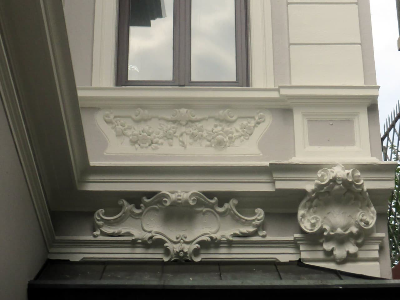 Stuckdetails unterhalb eines Fensters nach der Restaurierung