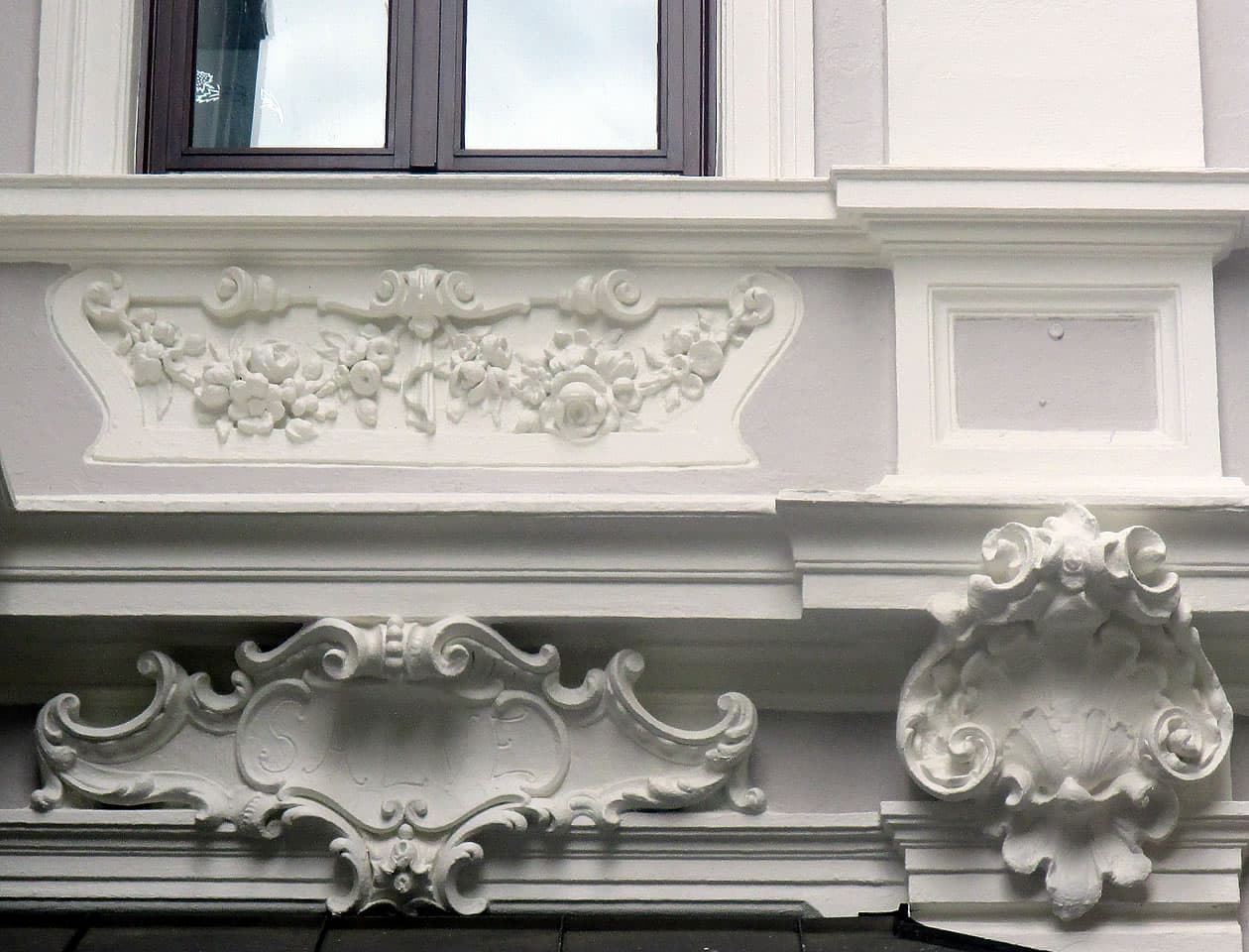Aufgearbeitete Stuckornamente über dem Eingang