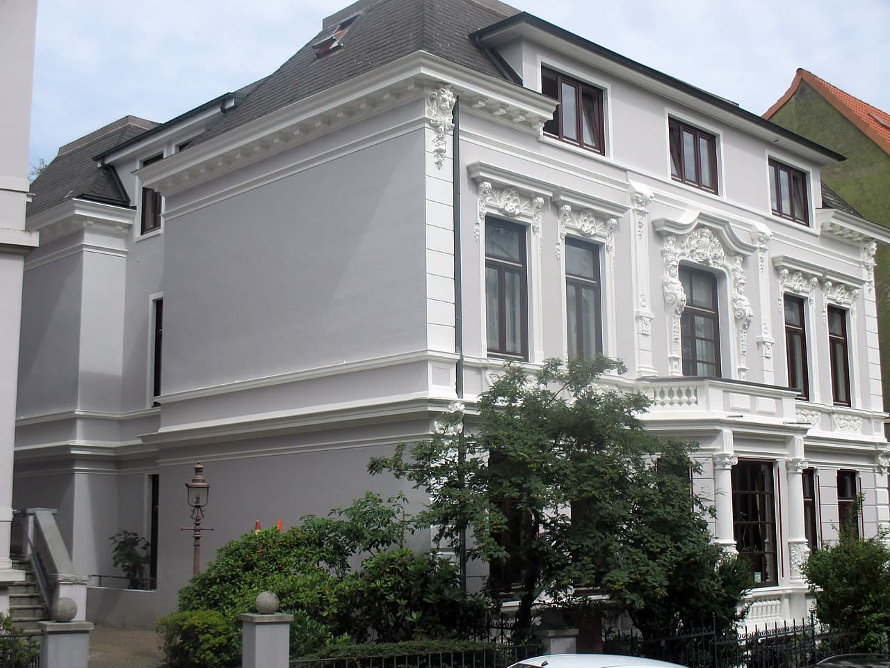 Seitenansicht der Villa mit frisch gestrichener Fassade
